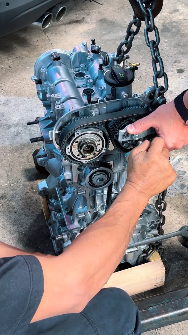 Motor retificado com correia dentada sendo montado