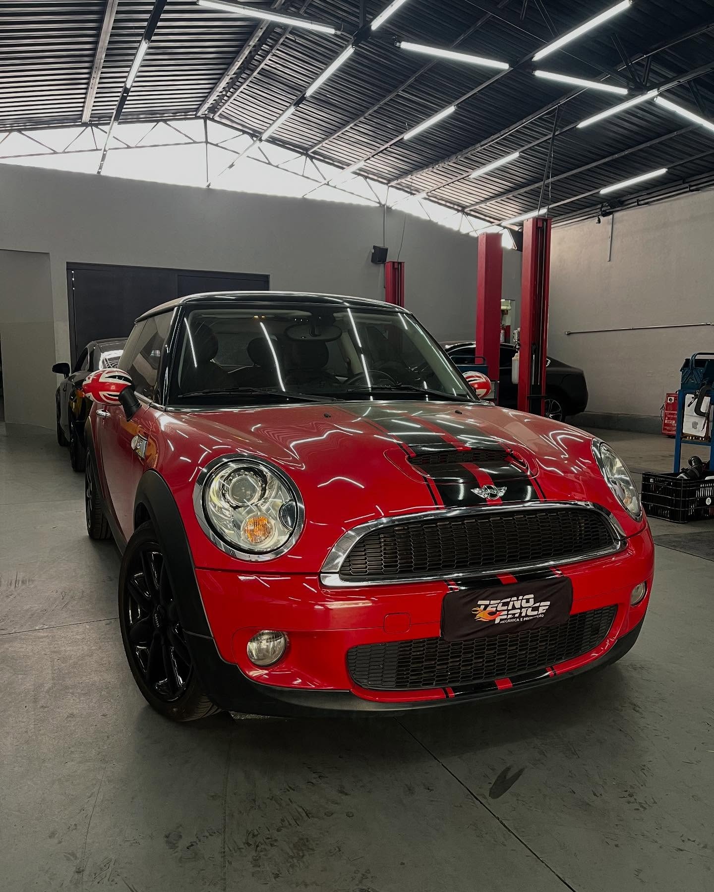 Mini Cooper S em atendimento na oficina