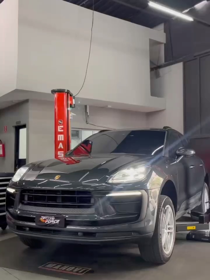 Porsche Macan em revisão no elevador da Tecno Force